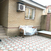 Продам трехкомнатную квартиру на земле + гараж в центральном районе Донецка Донецьк