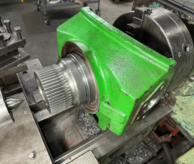 Кулаки поворотні трактора John Deere R135865 Відновлення, реставрація Ровно - изображение 1