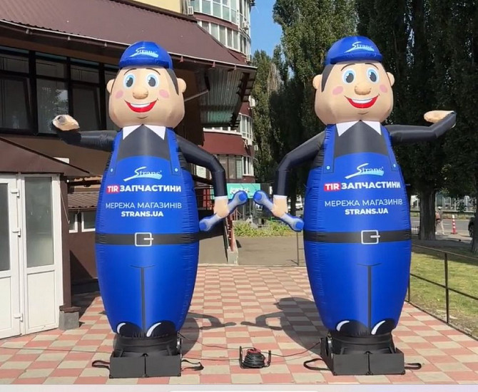 Человек машет на дороге, реклама в месте продаж 340 см Київ - зображення 1